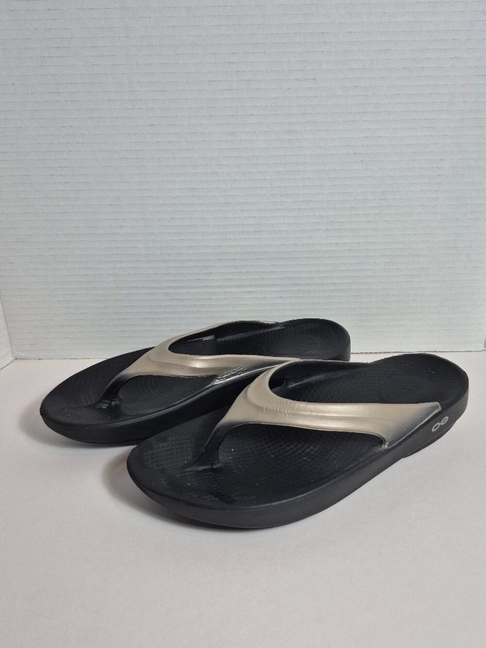 OOFOS OOlala Luxe Recovery Women's Latte & Black Thong Flip Flop Sandals Size 9